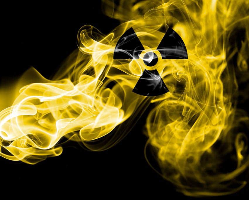 Mycket av det radon som finns i hemmet sönderfaller till ett antal andra radioaktiva ämnen, inklusive polonium. Dessa radioaktiva ämnen kan då klibba sig fast på partiklar som damm och rök