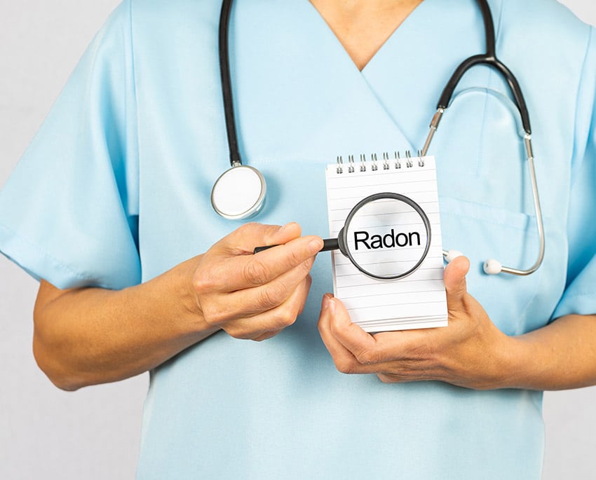 Radon i inomhusluften är den näst vanligaste orsaken till lungcancer i Sverige, efter tobaksrökning. Strålsäkerhetsmyndigheten uppskattar att radon i inomhusluften årligen orsakar cirka 500 lungcancerfall i Sverige