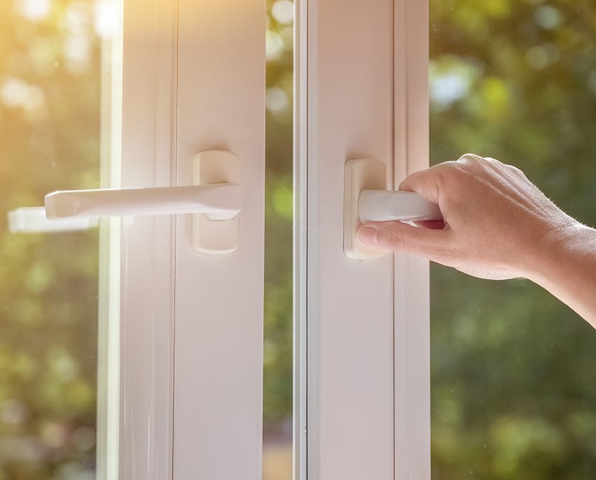 När det har konstaterats att den största källan till radon är byggnadsmaterialet, särskilt blåbetongen, kan man genomföra radonsanering med hjälp av olika ventilationslösningar