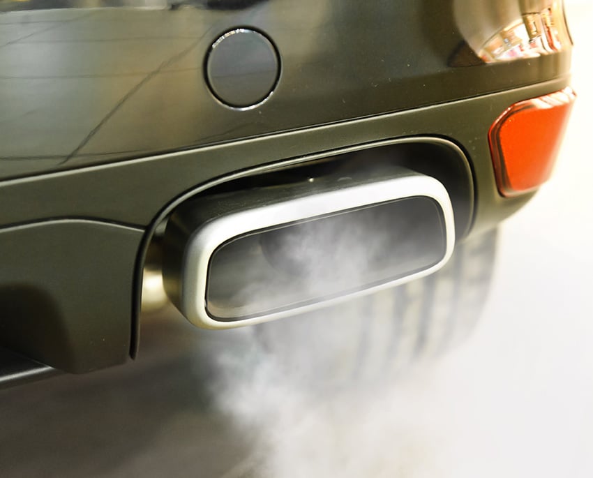 I ett garage är det viktigt att ha ventilation nära golvet, eftersom många gaser, till exempel bilavgaser, är tyngre än luft och tenderar att ackumuleras nära marknivå