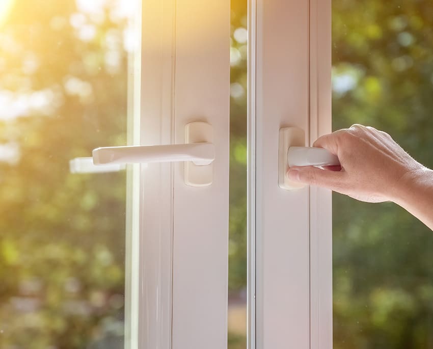 För att förhindra fukt från att bygga upp sig igen, se till att rummet är välventilerat