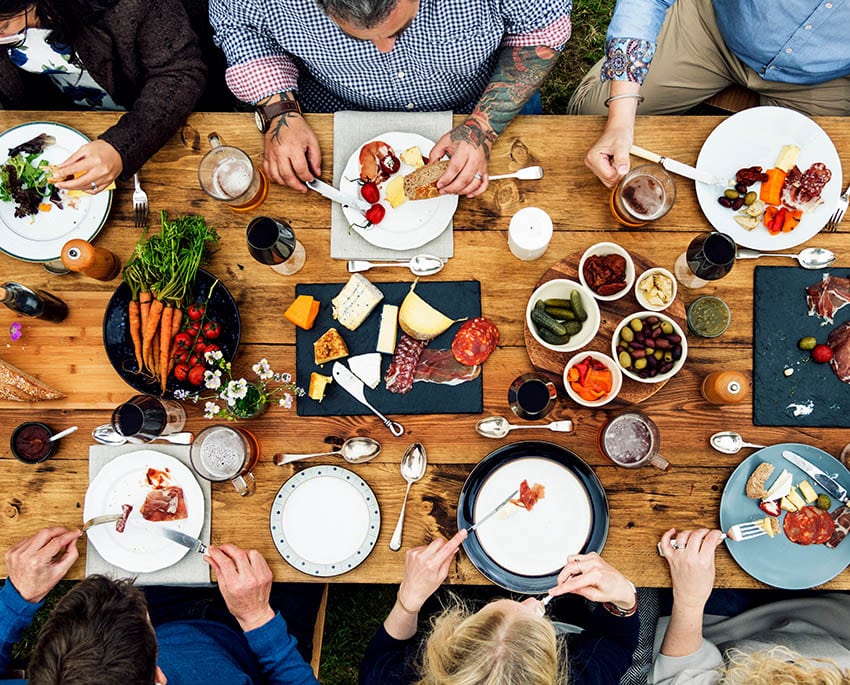 För de flesta friska individer leder oavsiktligt intag av små mängder mögel oftast inte till allvarliga hälsoproblem