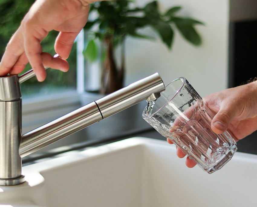 Dricka mycket vatten: Detta kan hjälpa kroppen att skölja ut eventuella gifter snabbare