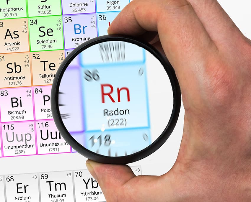 Radon är en radioaktiv gas som bildas när grundämnet radium, som finns naturligt i mark och berg, sönderfaller