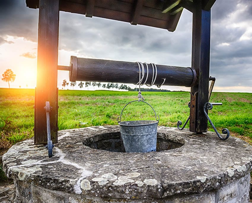 Om du har en borrad brunn kan radongasen tränga in i vattnet när det pumpas upp från djupa lager