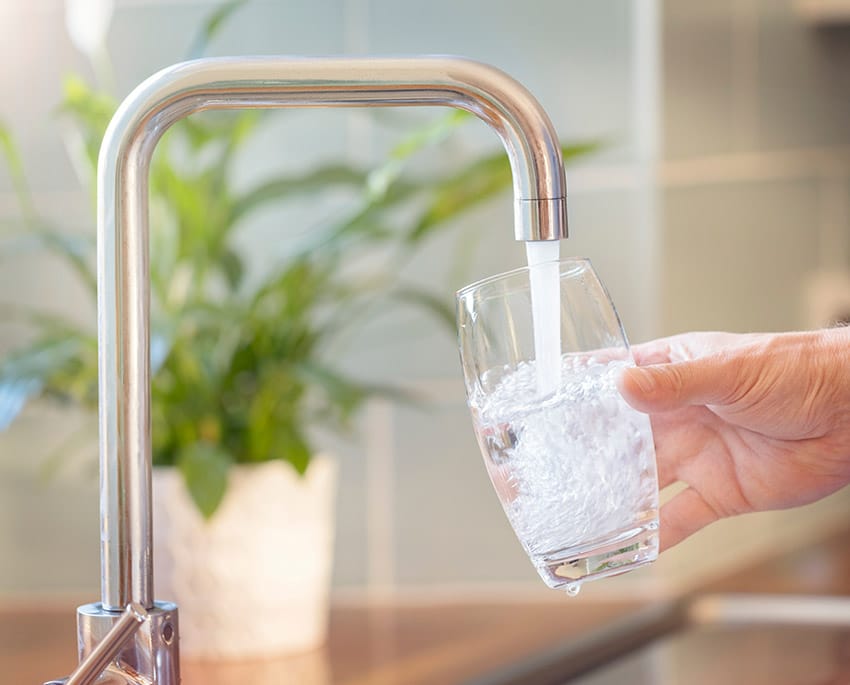 Det är viktigt att regelbundet testa ditt vatten för radon, särskilt om du har en egen brunn