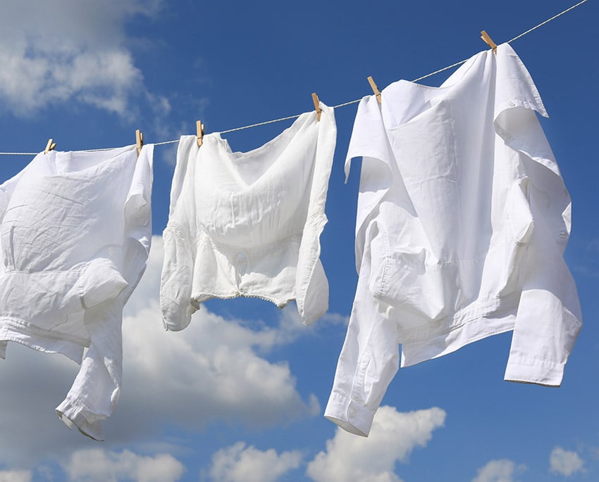 Kläder som hängs till tork släpper ut sin fukt till luften. Så om de blöta kläder hängs till tork inomhus är det luften där som måste absorbera fukten. Därför bör tvätten alltid torkas utomhus