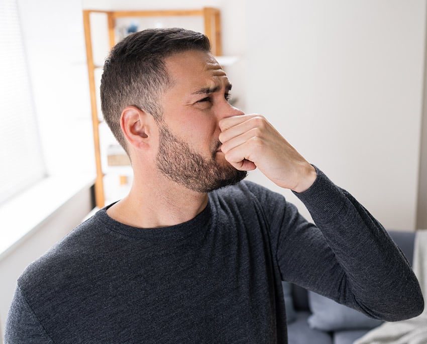 Långvarig exponering för svartmögel kan också leda till kroniska fysiska besvär som muskelvärk, ledsmärta och återkommande bihåleinflammationer