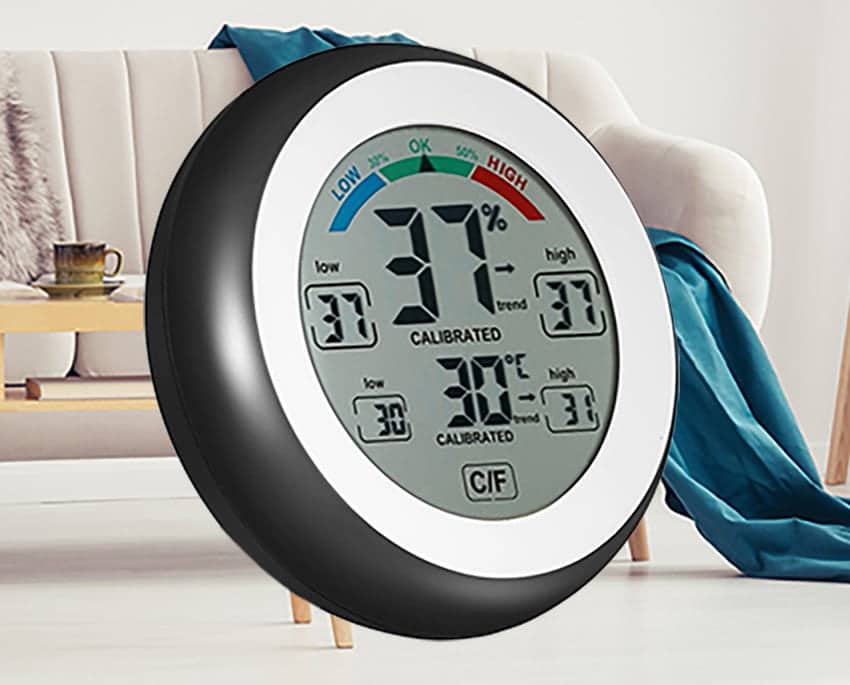 Elektroniska fuktmätare är en typ av fuktmätare som vanligtvis är mer precis än mekaniska. De använder en elektronisk sensor för att mäta luftfuktigheten i rummet