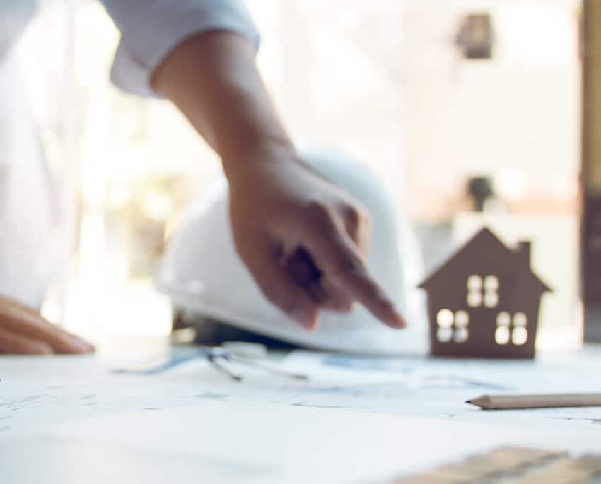 När det gäller nybyggda hus lönar det sig att installera systemet redan under byggnationen. Rör kan byggas in i väggar och tak om detta ingår i planeringen från start