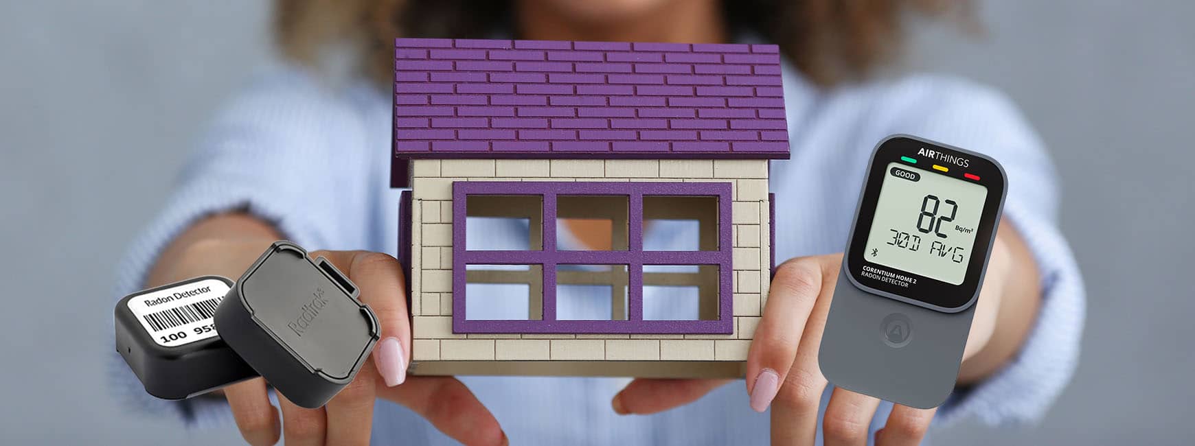 Radon är en radioaktiv gas som stammar från naturligt förekommande radium som förekommer i marken och i konventionella byggmaterial. Radon kan mätas med en passiv mätbox eller en elektronisk radonmätare