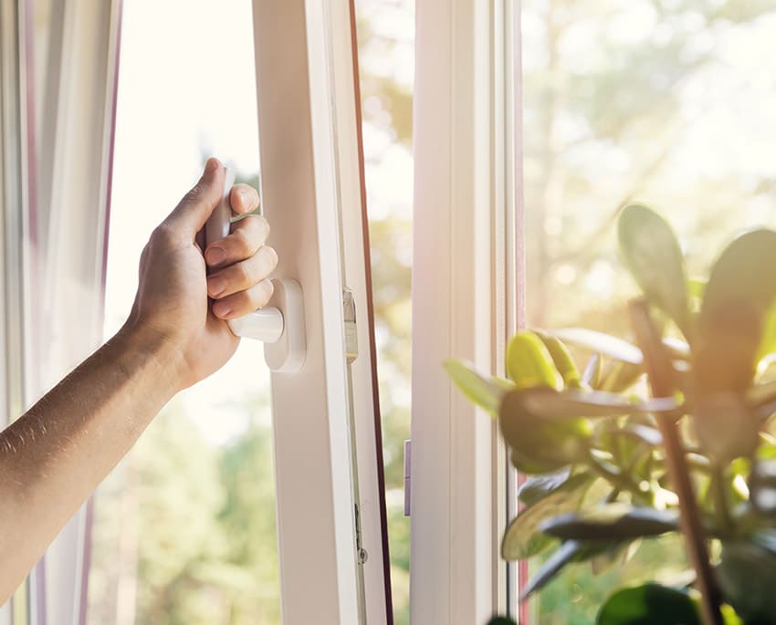 Även om du har ett fungerande ventilationssystem, kan det vara bra att vädra din lägenhet regelbundet. En snabb genomluftning under 5–10 minuter kan göra stor skillnad för luftkvaliteten