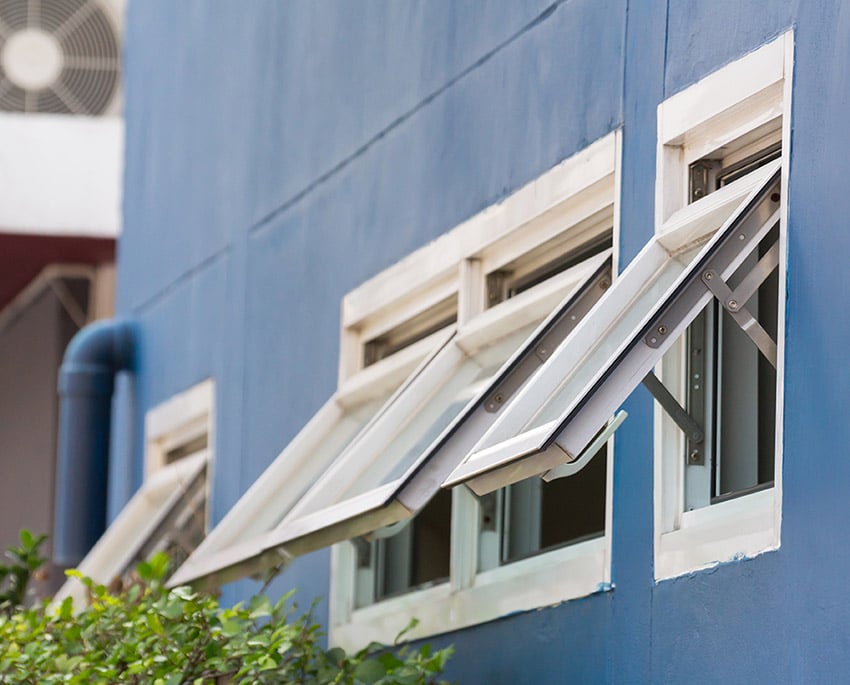 Öppna fönster och dörrar regelbundet för att vädra ut fuktig luft och byta ut den mot frisk, torrare luft