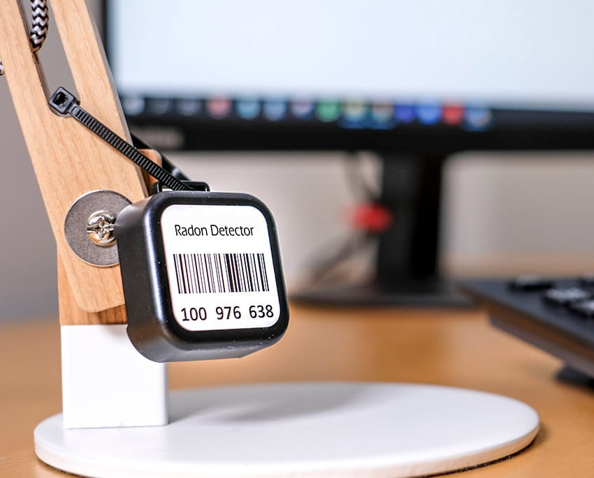 Det bästa sättet att mäta radonhalten är genom en långtidsmätning under vinterhalvåret. Detta ger ett årsmedelvärde som är mer representativt för husets radonhalt