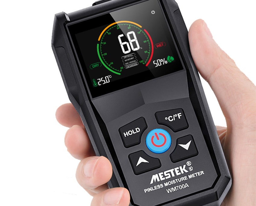 En fuktmätare används för att mäta fuktinnehållet direkt i träet