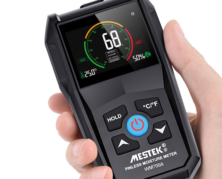 För att säkerställa att fukten har försvunnit från golvet, använd en fuktkvotsmätare för att mäta träets fuktnivå