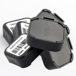 Våra radondosor används för långtidsmätning under minst två månader – den metod som Strålsäkerhetsmyndigheten rekommenderar