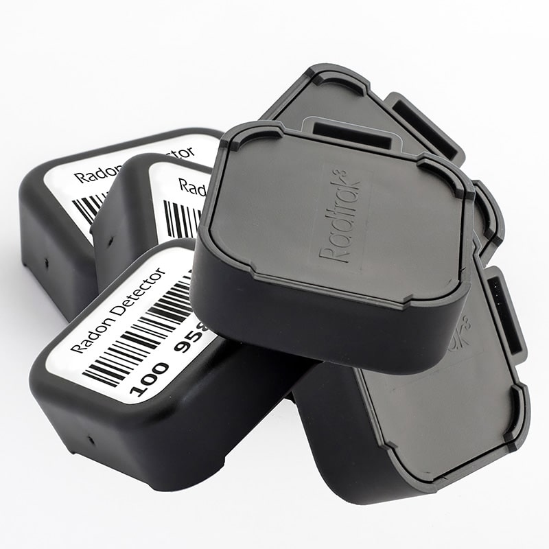 Våra radondosor används för långtidsmätning under minst två månader – den metod som Strålsäkerhetsmyndigheten rekommenderar
